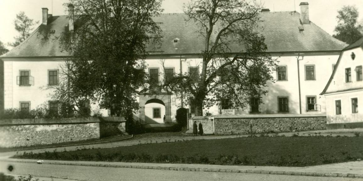 Zámek – okolo roku 1944 – od náměstí