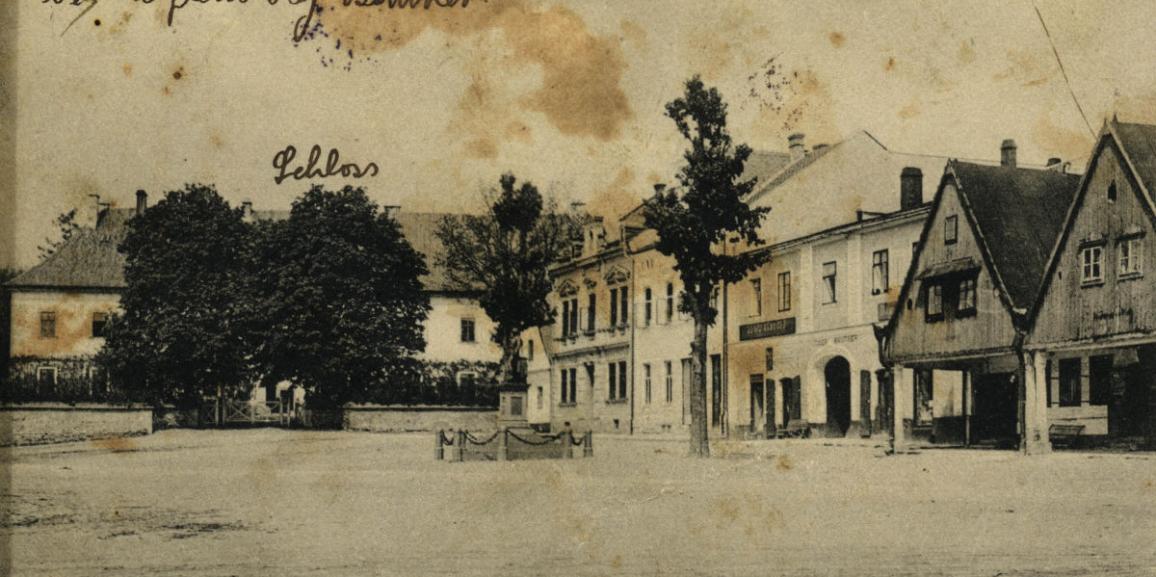 Zámek – okolo roku 1912 – od náměstí