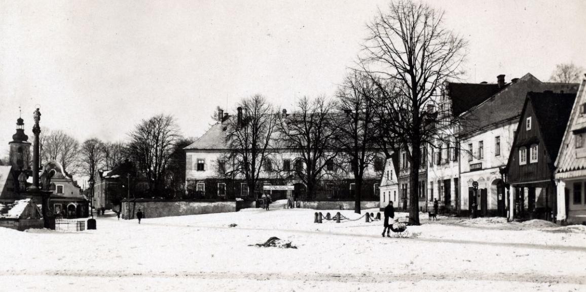 Zámek – okolo roku 1931 – od náměstí