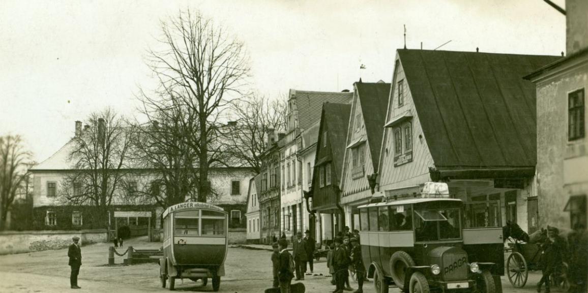 Zámek – okolo roku 1925 – od náměstí