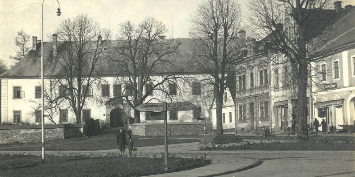 Zámek – okolo roku 1941 – od náměstí