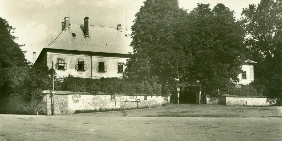 Zámek – okolo roku 1930 – od náměstí