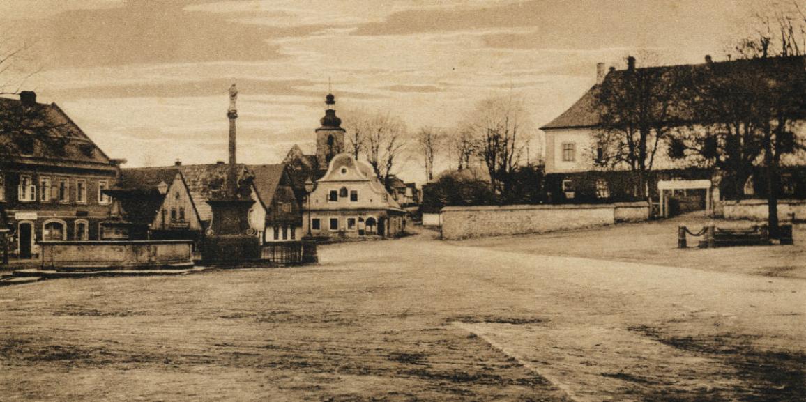 Zámek – okolo roku 1919 – od náměstí